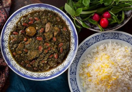 طرز تهیه قورمه سبزی با سبزی خشک در مجله توماناک