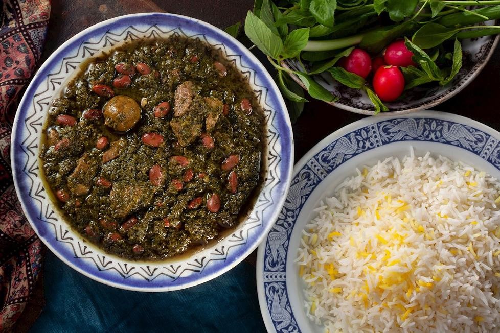 طرز تهیه قورمه سبزی با سبزی خشک در مجله توماناک